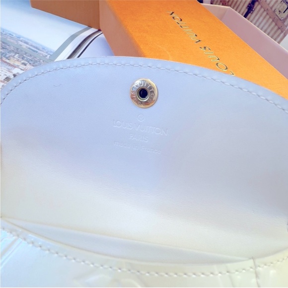 LOUIS VUITTON | Yellow Vernis Clutch - Picture 8 of 11